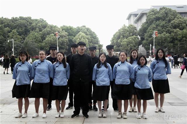 学生正在诵读《少年中国说》